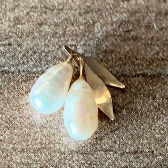 14K Yellow Gold Baroque Pearl Stud Earrings Fruit Motif Leaf Cluster 0.7g (FLAW) - Picture 5 of 16